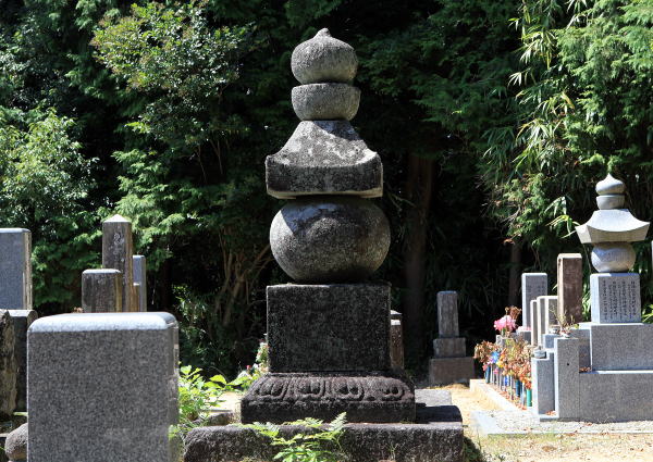 大蔵墓地（おおくらぼち）五輪塔と瀬谷不動石仏