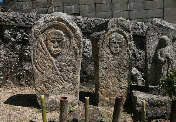 久米薬師堂（くめやくしどう）の文英様石仏