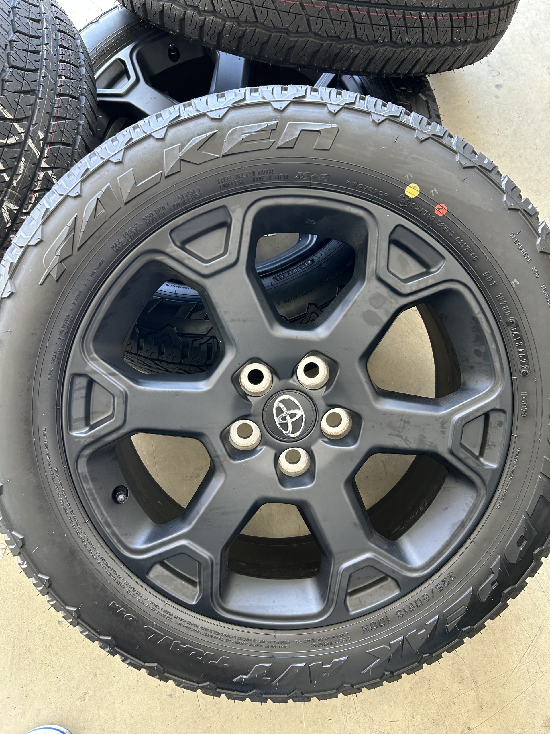 新車外し トヨタ RAV4 純正 18インチ 4本の内2本 アルミホイール ①2