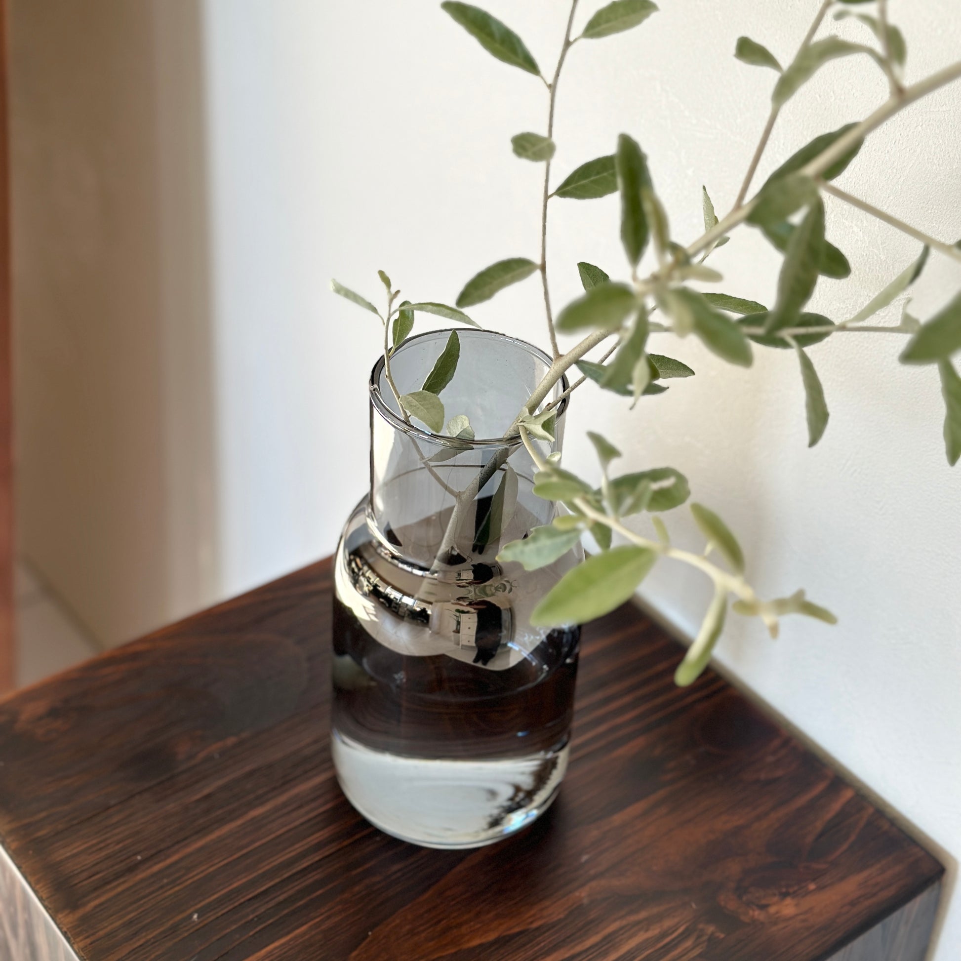 フラワーベース｜スモークグレーミドルベース - territory