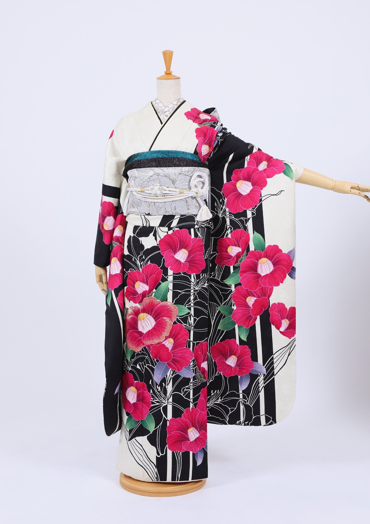振袖ネットレンタル：白黒ストライプ】ピンクの椿にシルバーの帯を