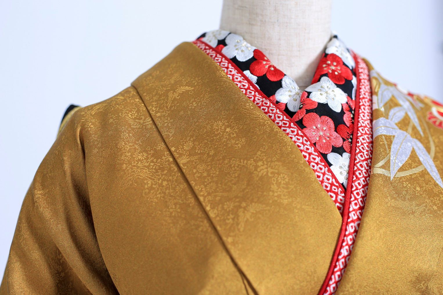 振袖ネットレンタル：からし色に金箔と黄色を基調とした華やかな晴れ着