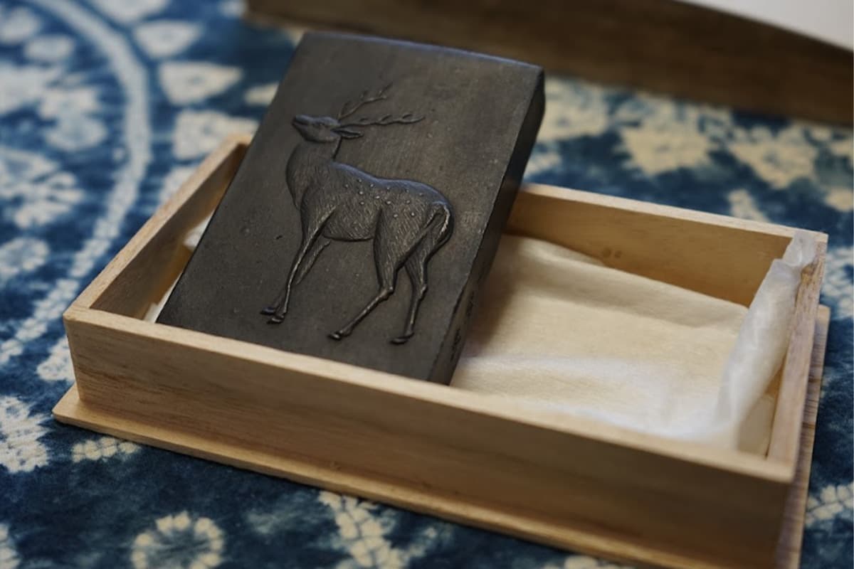 墨型彫刻師 佐藤奈都子 | 錦光園（きんこうえん）奈良墨工房でにぎり墨