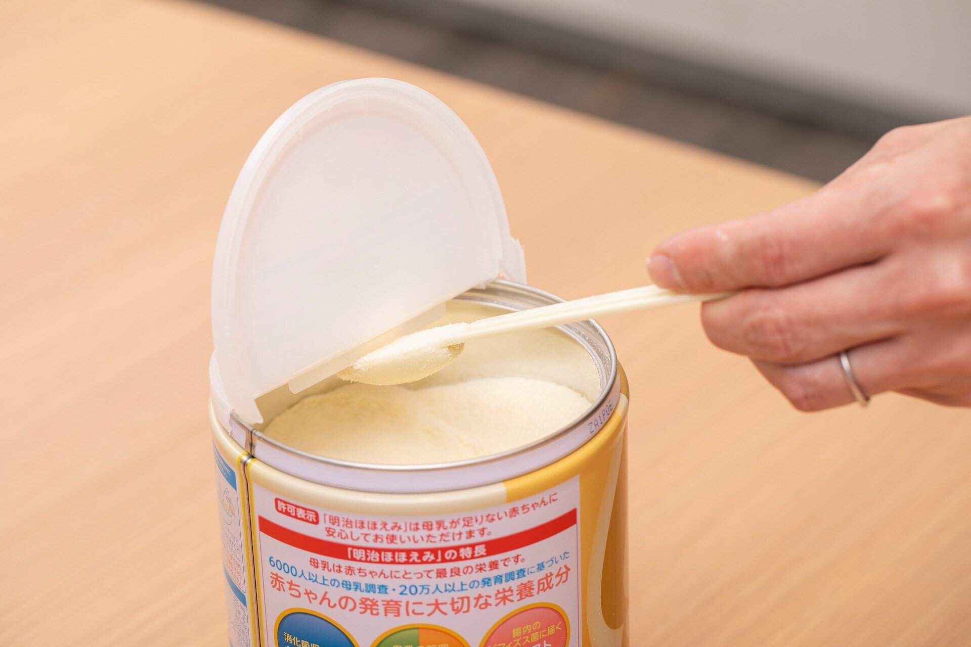 粉、キューブ型、液体。 3つの形態で母乳育児を補う「明治ほほえみ
