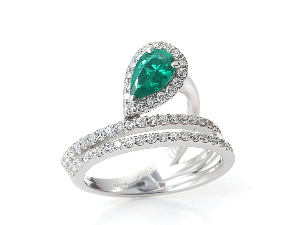 プラチナ エメラルド ダイヤモンド リング（E0.613ct D0.60ct）｜真珠