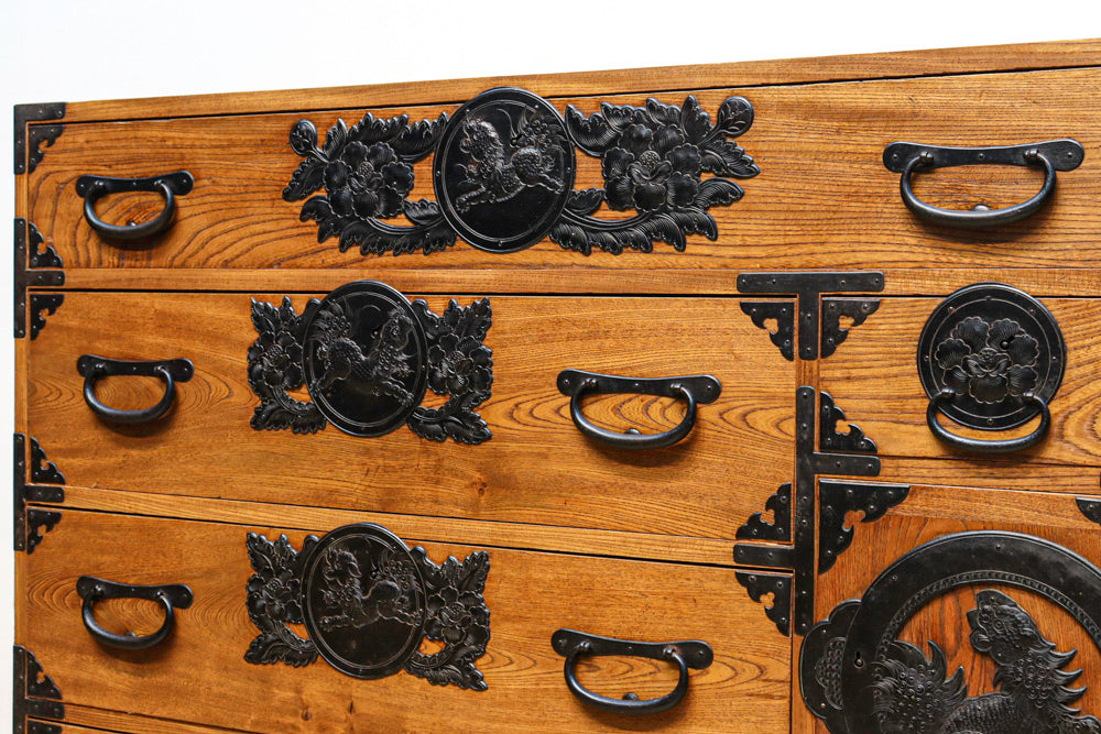 唐獅子牡丹の装飾金具が凛々しい仙台衣裳箪笥 BB1953a-MT – 古福庵