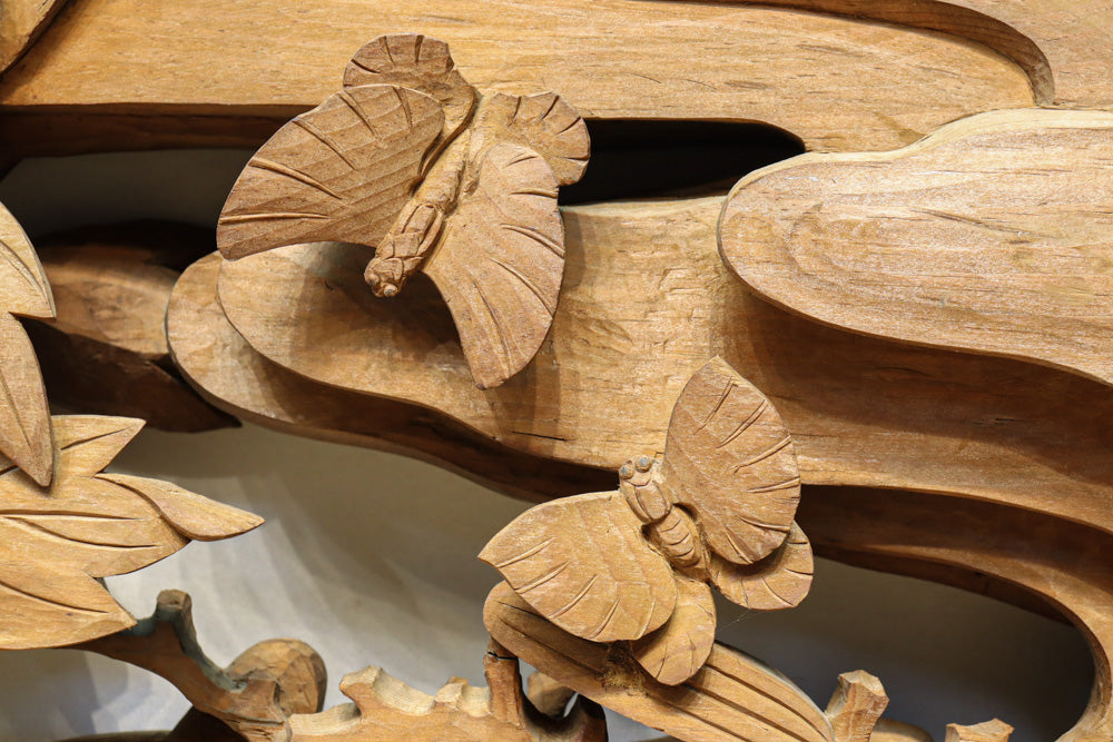 繊細な彫刻で蝶と牡丹を描いた迫力の彫刻欄間 EZ2537b 在庫1枚 – 古福