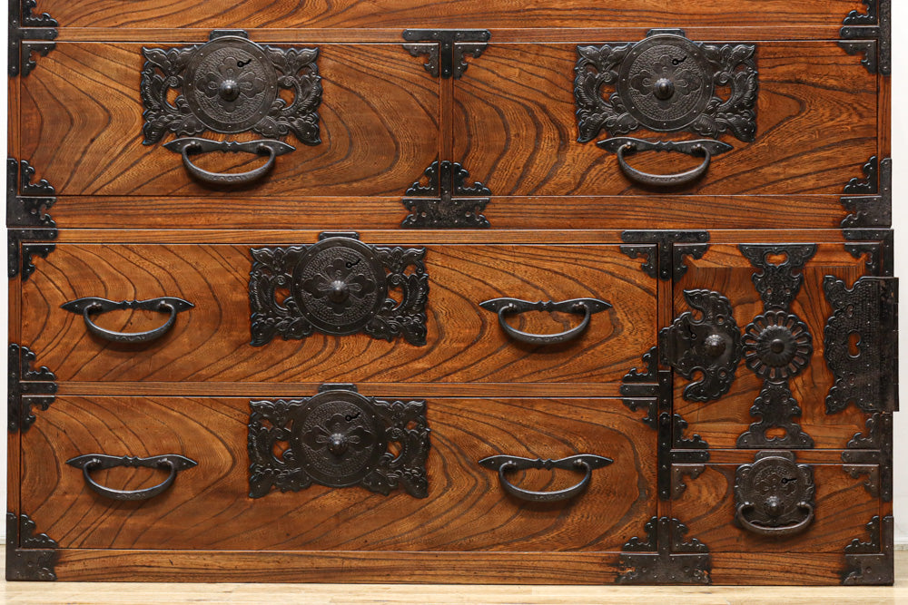 華やかなデザインの装飾金具で見栄えのする仙台衣裳箪笥 BB2680 – 古福