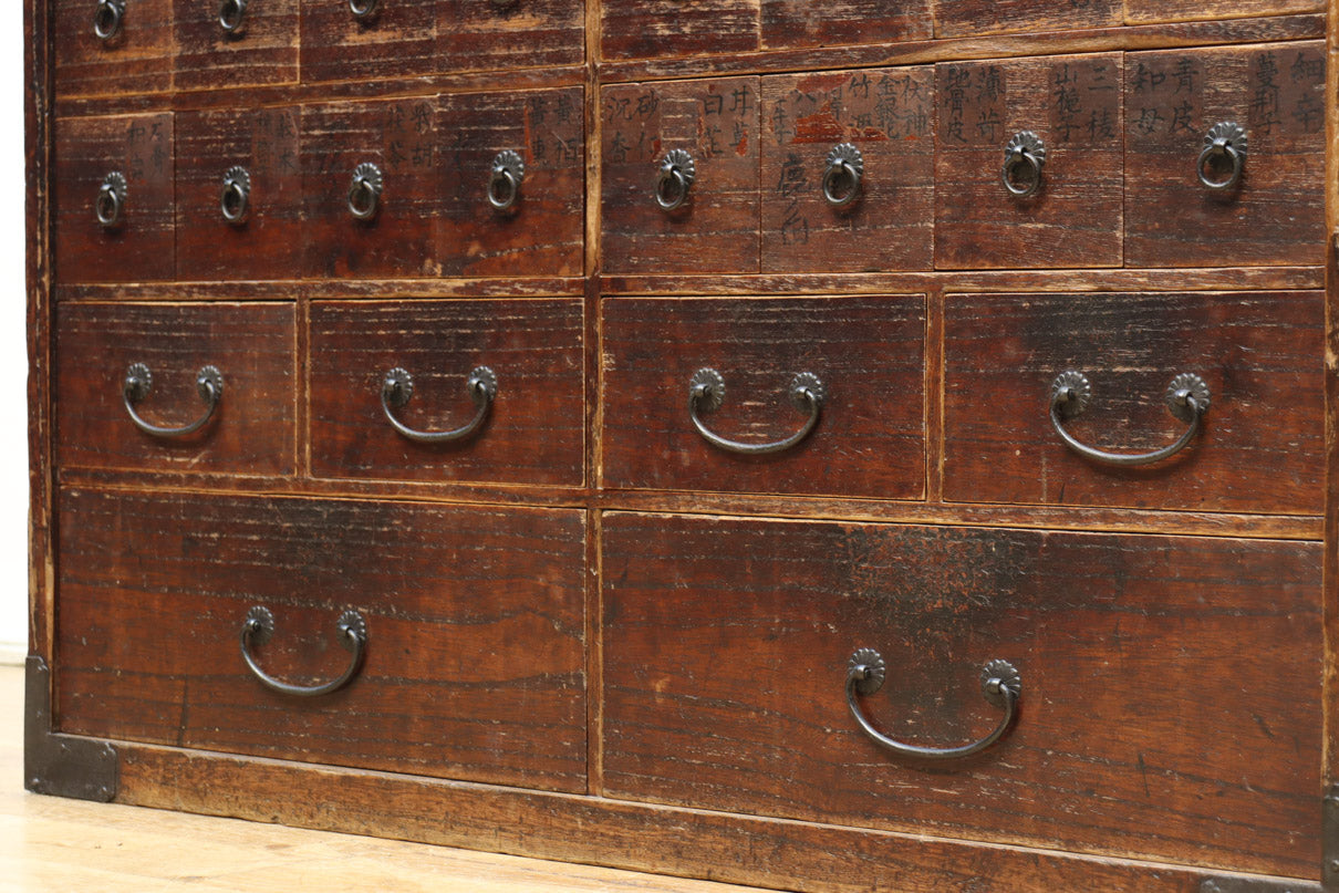 味わいを増した柔らかな風合いが歴史を感じさせる総桐薬箪笥 BB2871