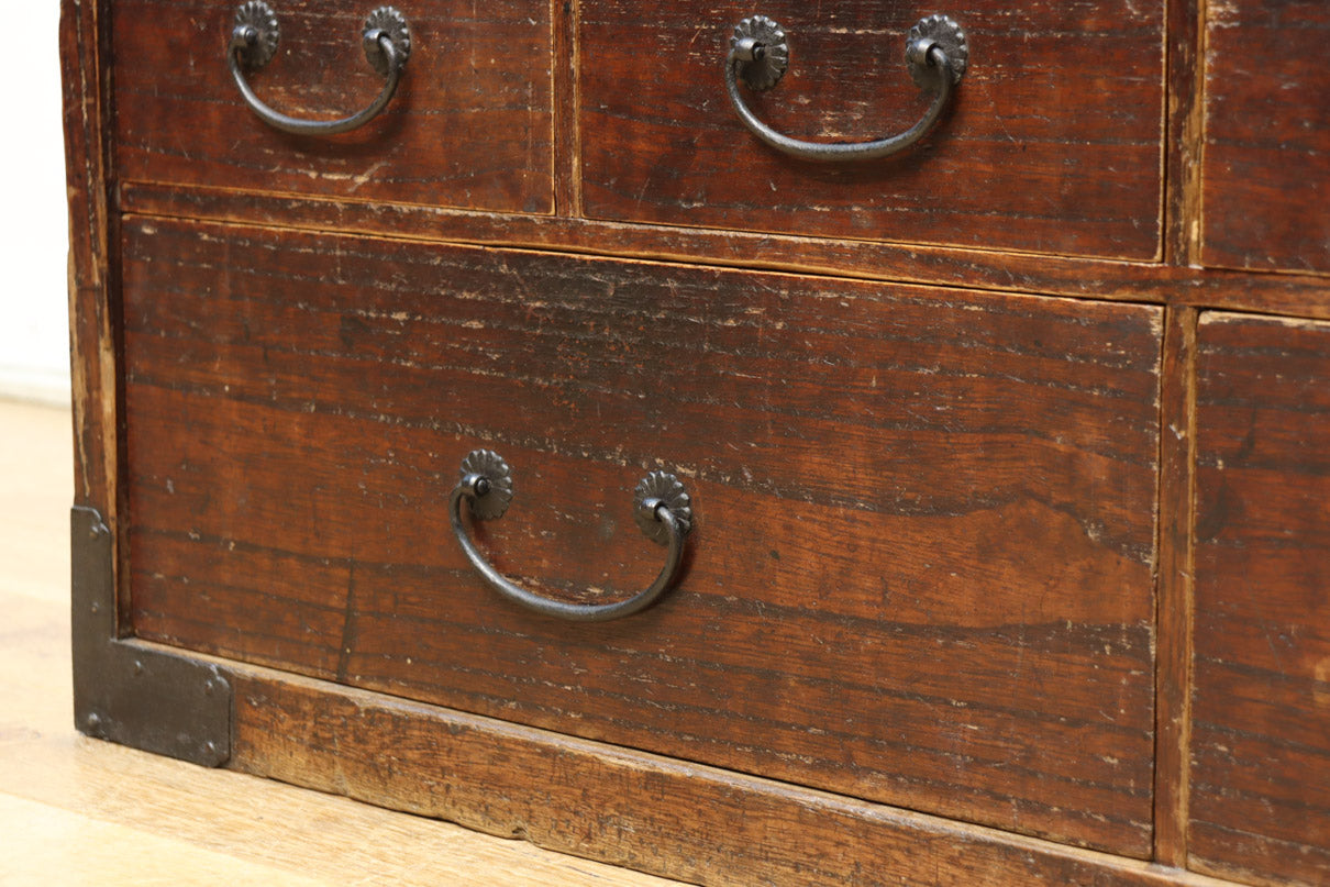 味わいを増した柔らかな風合いが歴史を感じさせる総桐薬箪笥 BB2871