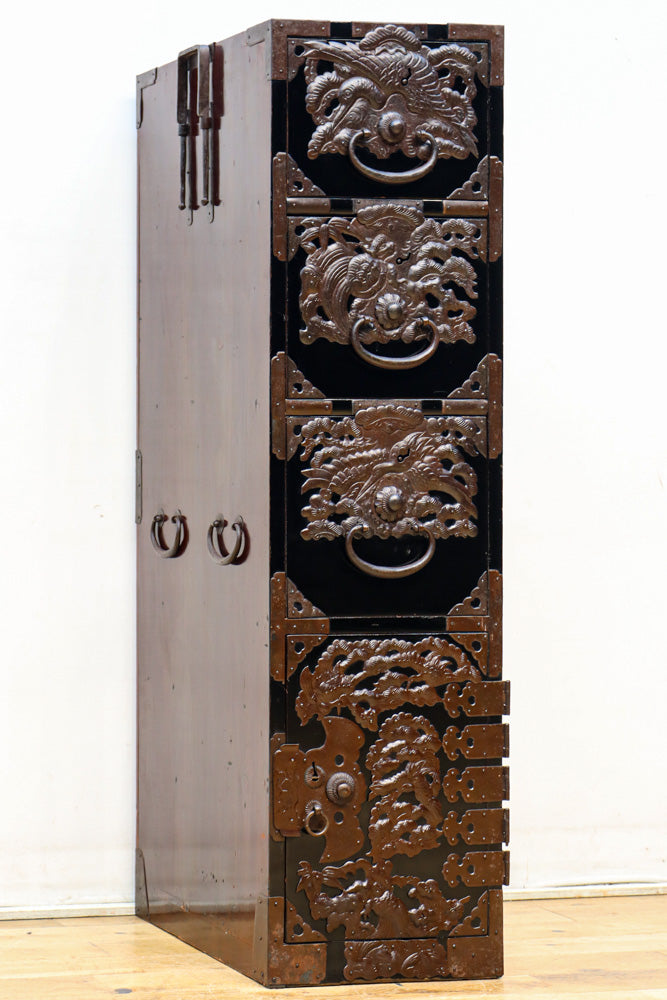 稀少サイズ!! 鶴亀の豪華装飾金具で華やかな面持ちをした庄内箪笥