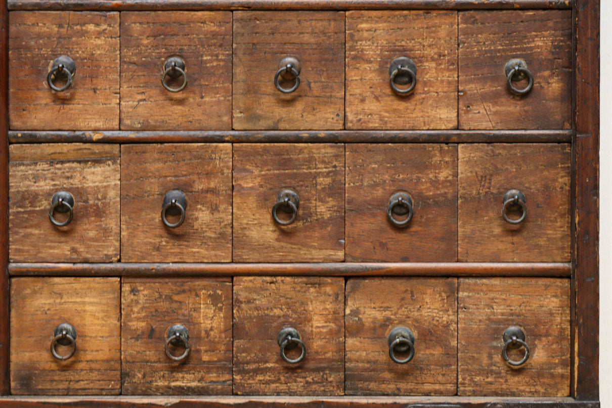 古色を帯びた枯れ具合に圧巻の引き出しが並ぶ百目箪笥 BB3320 – 古福庵
