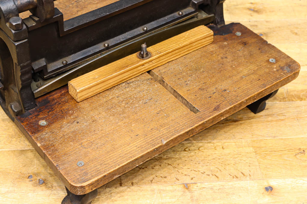 レトロな雰囲気をディスプレイする紙切断機 DC4727 – 古福庵