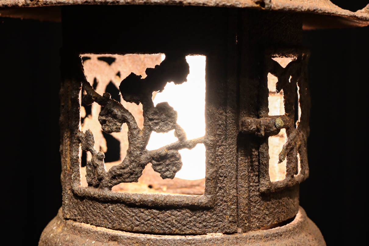 味わいある風合いに松竹梅の透かし絵で風情ある吊り灯籠 DC7980 – 古福