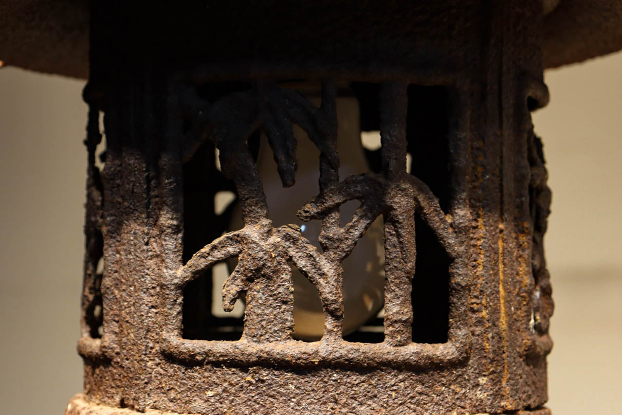 味わいある風合いに松竹梅の透かし絵で風情ある吊り灯籠 DC7980 – 古福