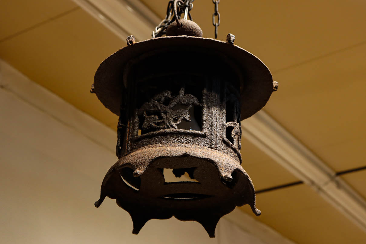 味わいある風合いに松竹梅の透かし絵で風情ある吊り灯籠 DC7980 – 古福