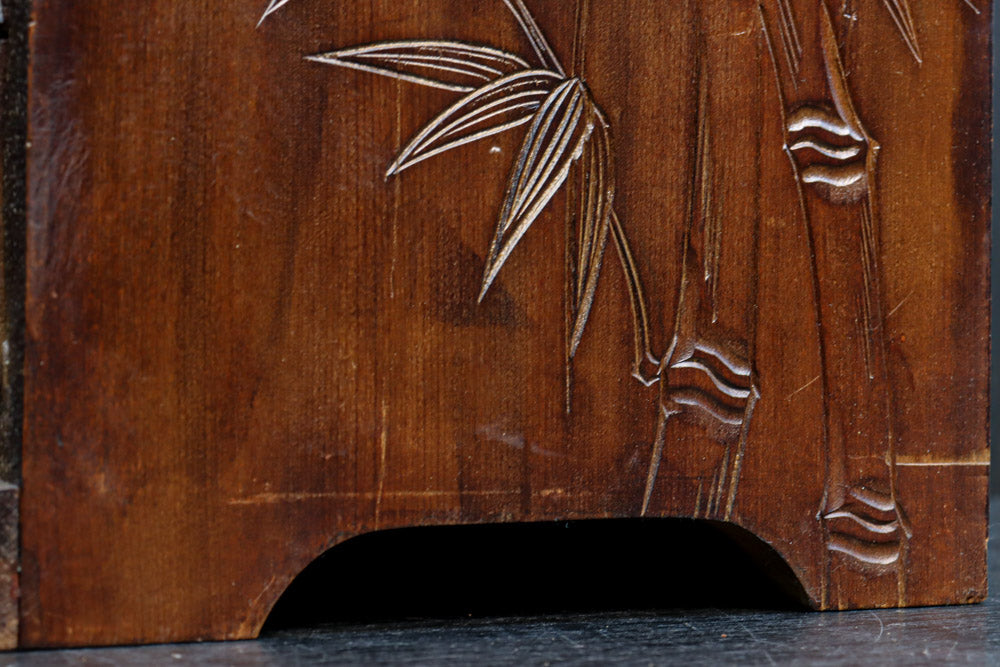 迫力ある花模様が素晴らしい日光彫の小引き出し DC8113 – 古福庵