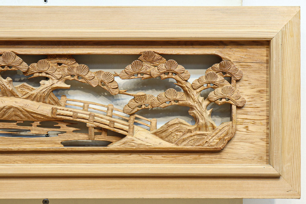 幅2150ミリ!! 立体感のある風景を描いた深掘り長尺彫刻欄間 EZ2514a