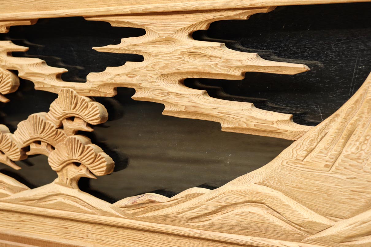 貫録ある富士山を丁寧に描いたガラス入り彫刻欄間 EZ2766 在庫1枚 – 古