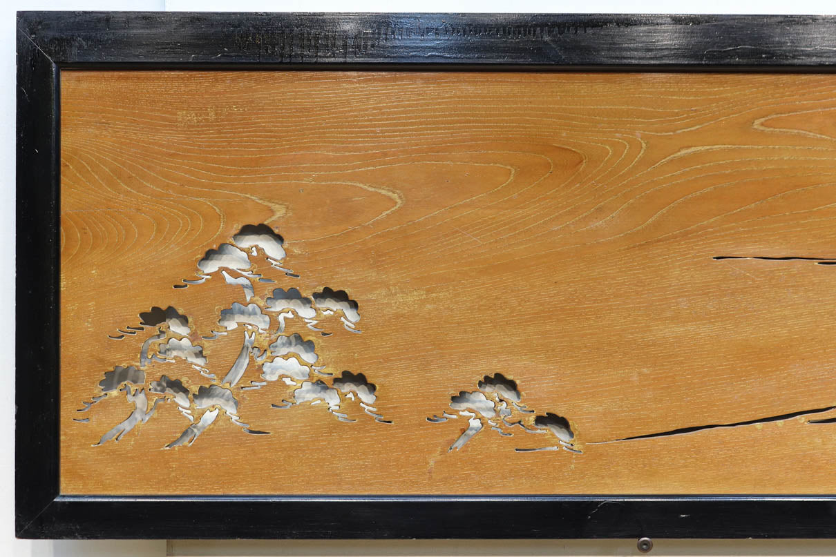 幅2138ミリ!! 雄大な富士山が浮かぶ上品な絵柄の長尺透かし欄間 EZ2140