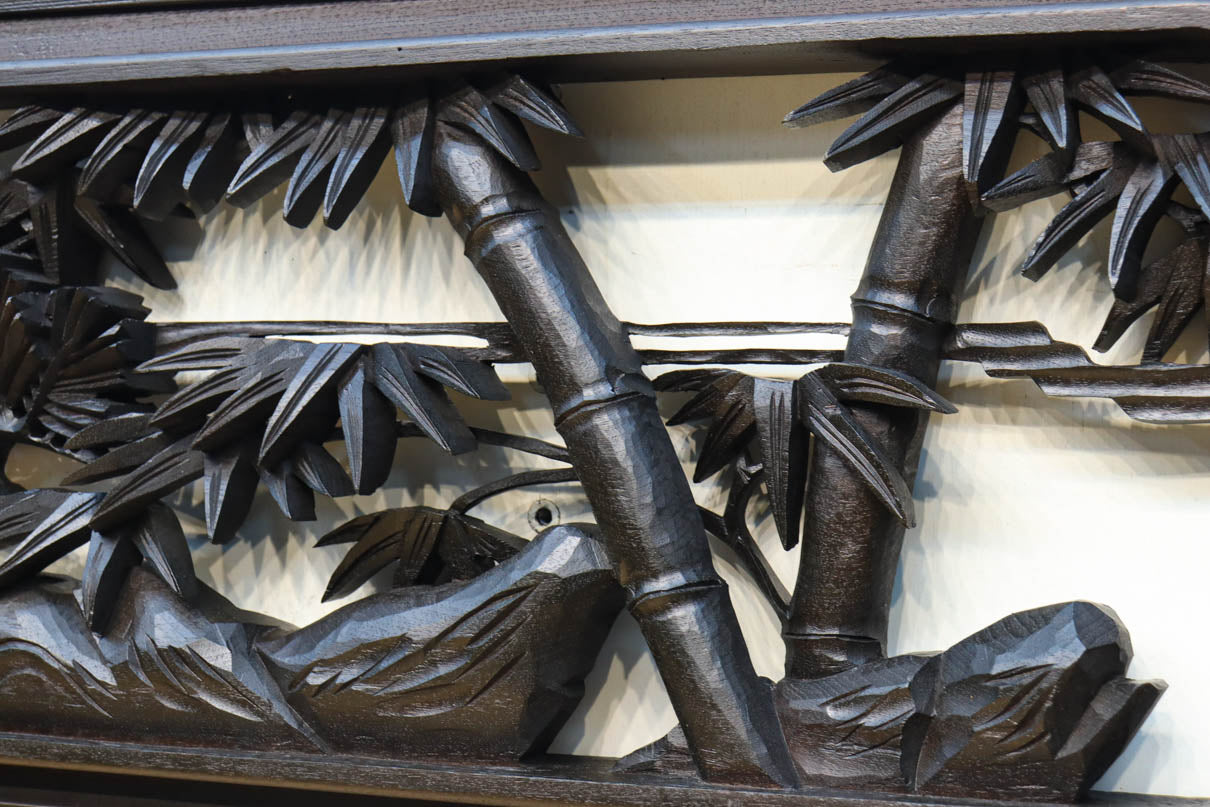 竹と松を迫力ある眺めで見せる彫刻欄間 EZ2381 在庫1枚 – 古福庵