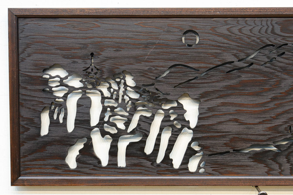 美麗な杢目板に山間の風景を描いた透かし欄間 EZ2322 在庫1枚 – 古福庵