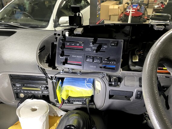 トヨタコースターのエアコンスイッチASSYを交換させて頂きました