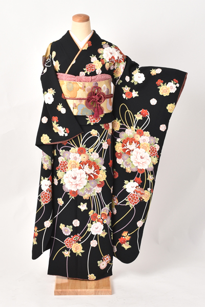 振袖[黒地・花くす玉]｜着物レンタルあき (来店着付け無料・全国配送無料)