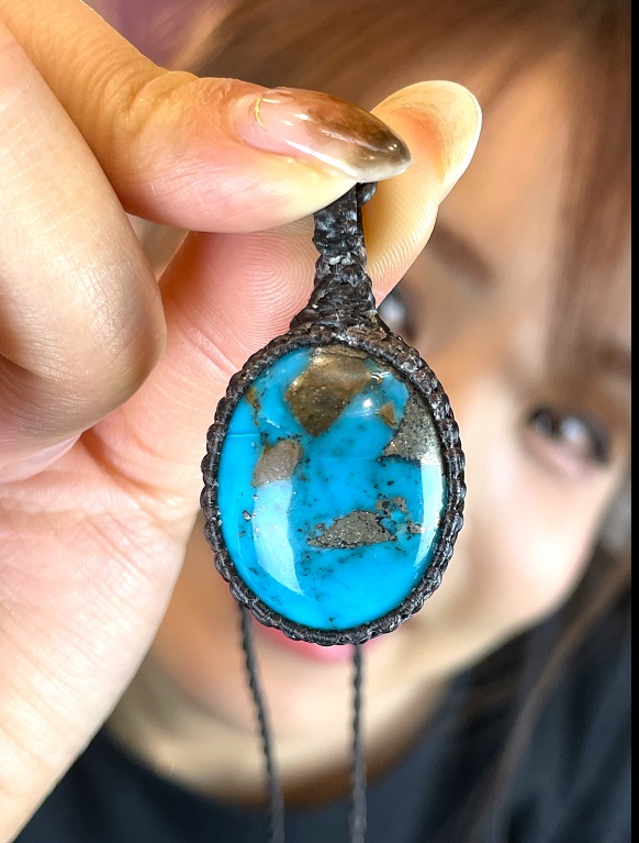 special collectionイラン産ターコイズ　マクラメロングネックレス 希少イラン産】ターコイズの天然石マクラメペンダント[PEN-438