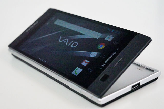 ステキ2画面の「MEDIAS W N-05E」をいじりつつ、変態端末の登場を切望