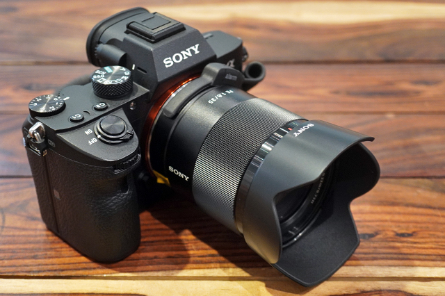 小型軽量なフルサイズ対応の大口径広角単焦点レンズ FE 35mm F1.8