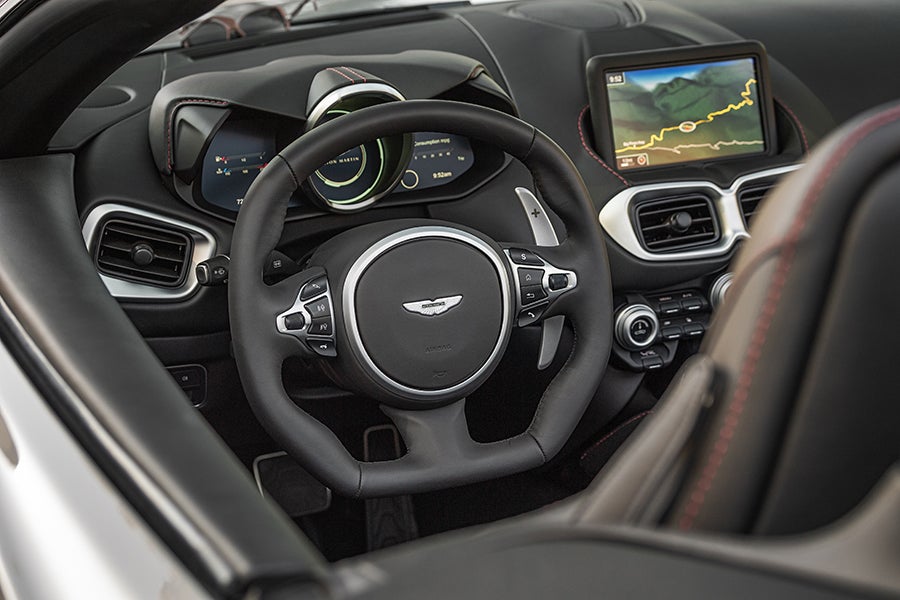 木製ハンドルが懐かしい！ なぜステアリングホイールのデザインは多種