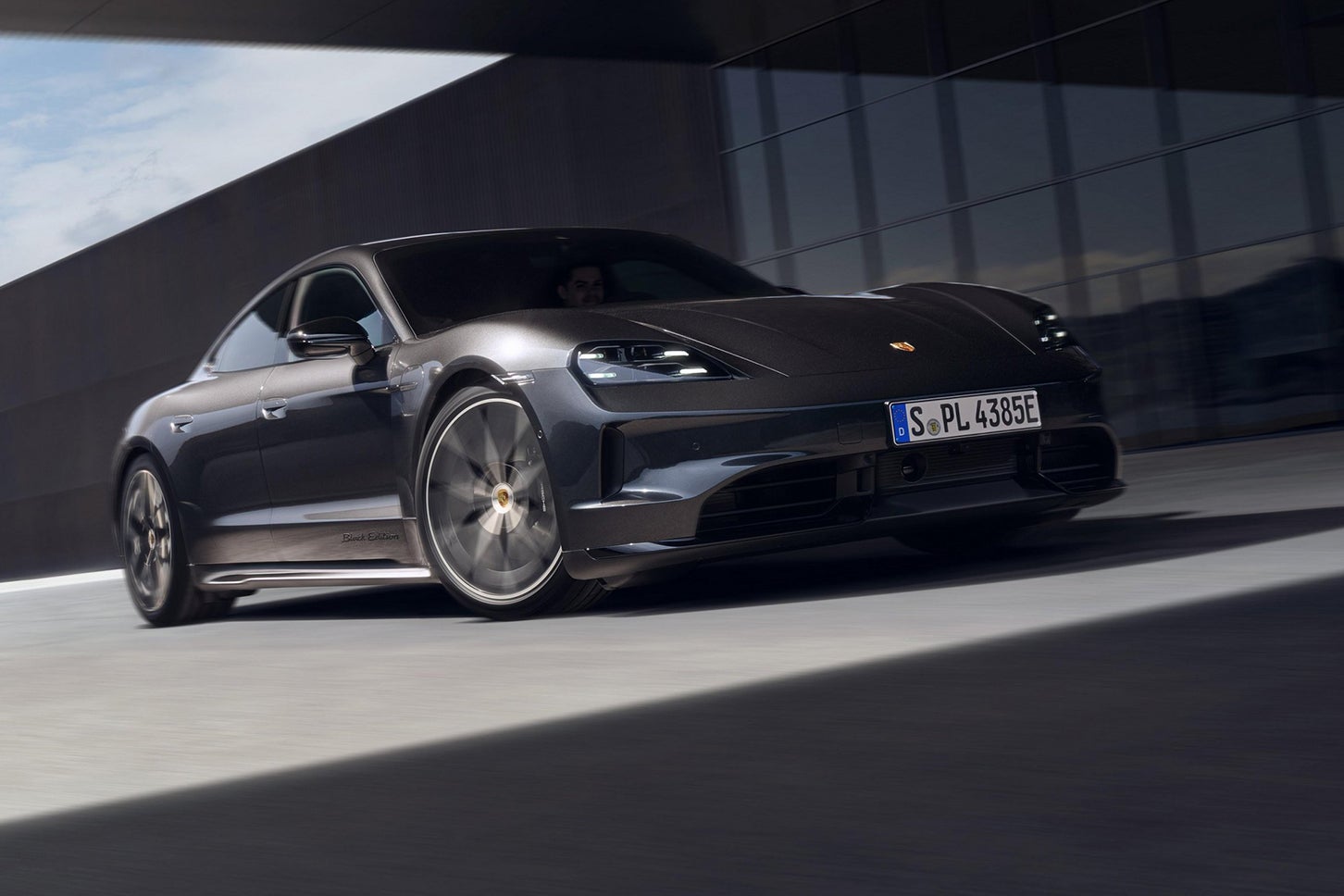 新しいポルシェ「カイエン」「タイカン」は全身黒コーデ！ 専用仕立て