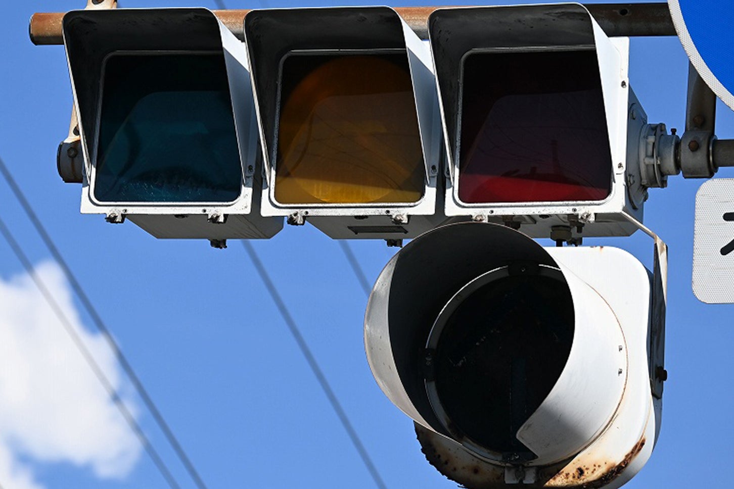 日本で絶滅寸前の激レア信号機！ アメリカ3M社製の「偏光灯器」が