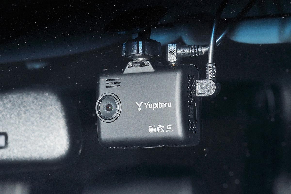 リアデュアルカメラで死角無し！ ユピテルの新型ドライブレコーダーは
