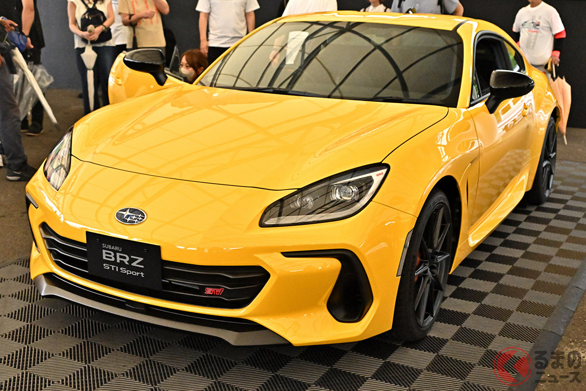 斬新「黄色いスポーツカー」が降臨！ トヨタ「GR86」＆スバル「BRZ」の