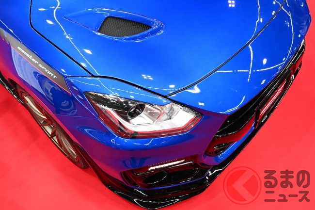 スズキ「スゴいスイスポ」世界初公開！ 反響多数の巨大羽根＆青黒