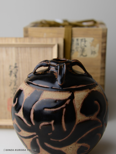 河井寛次郎 黒耀彫文草花文瓶子 [鐘渓窯] | 銀座 黒田陶苑