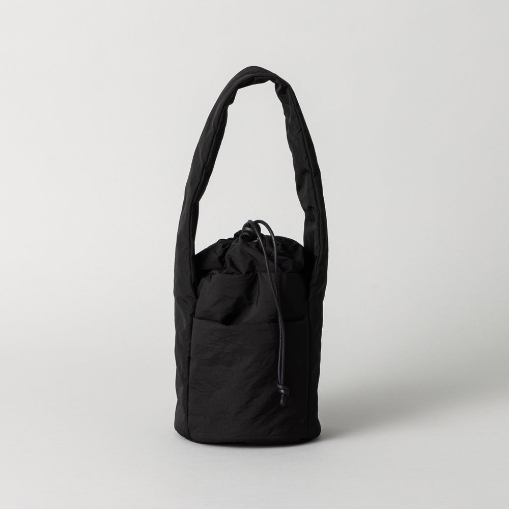 再入荷】ふかふか塩縮ナイロン ミニ巾着バッグ 黒 豊岡製 – kuros.style