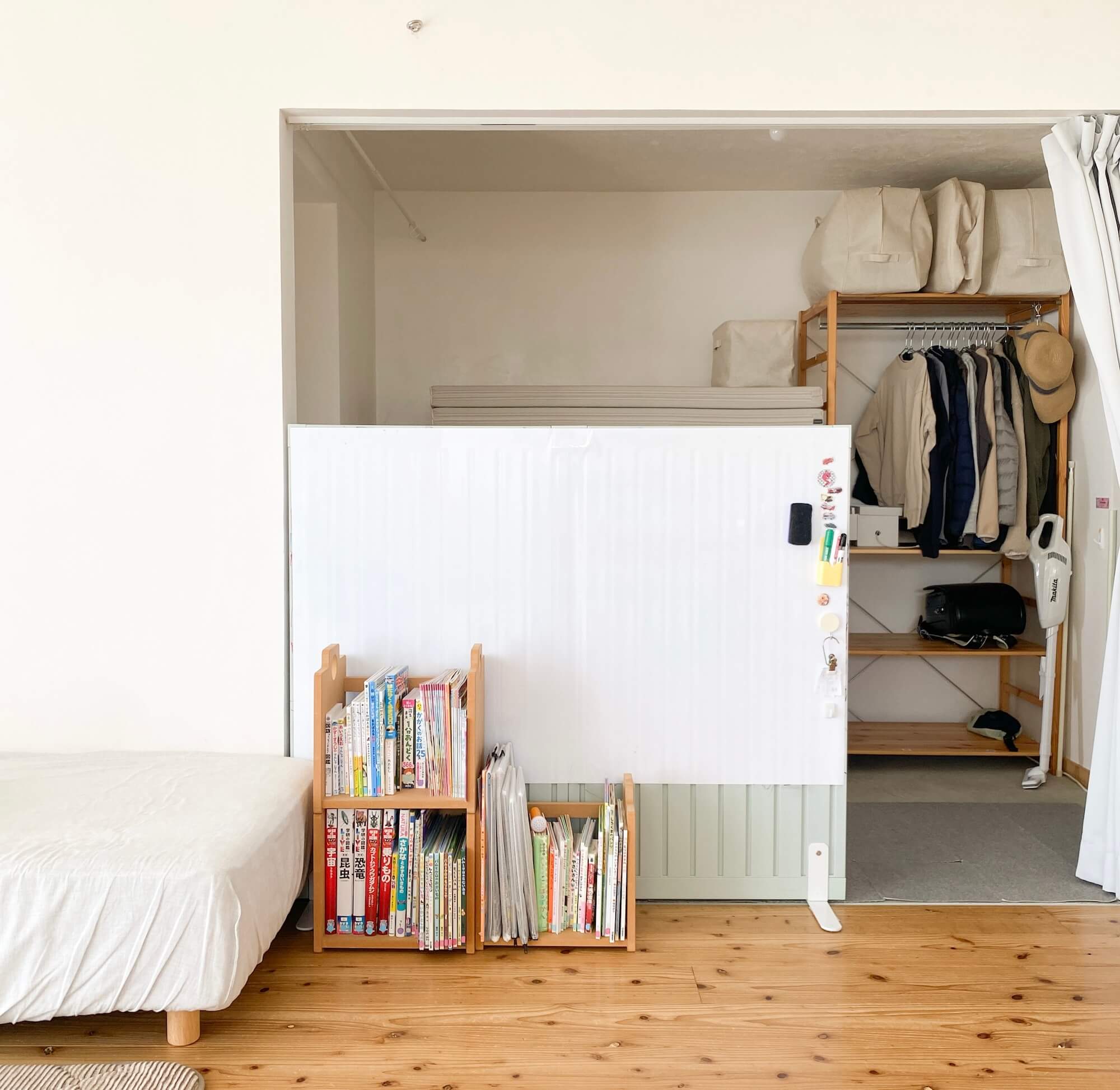 無印良品のスタッキングシェルフで、ファミリー本棚にしました