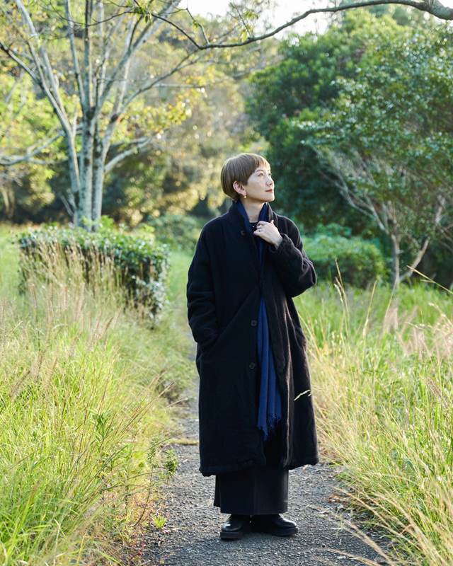 ふんわりと軽い縮絨ウールの「holk」×「Deife」オーバーコート