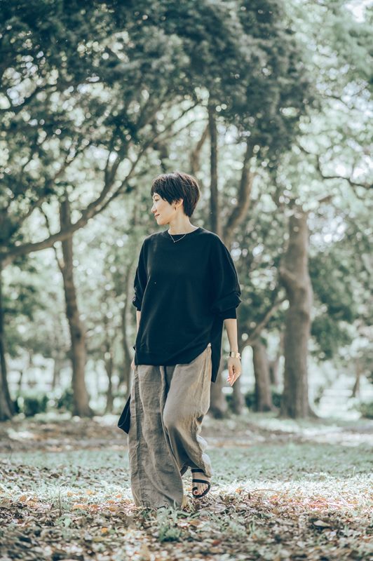 シャリ感と光沢が美しい「ファクトリー」の薄手ニットの着こなし