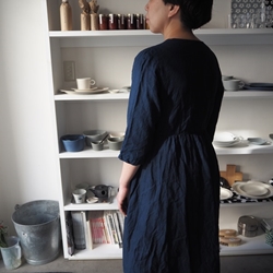 倉敷の染色工場「高城染工」のカシュクールリネンワンピース | 暮らし