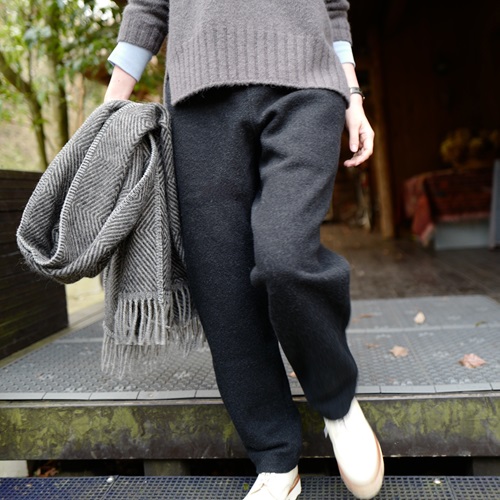 evam eva」の定番“プレスウールパンツ”で暖かく過ごす冬 | 暮らしと