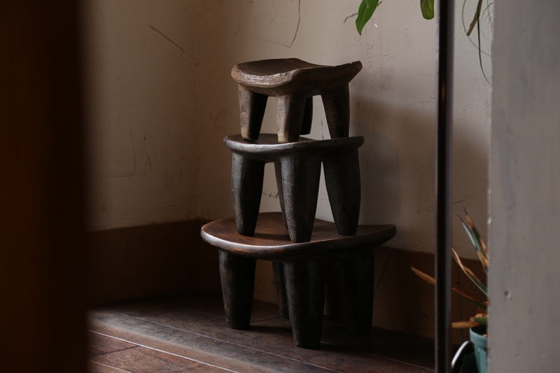 椅子にサイドテーブルに 程よい存在感が心地いいセヌフォ族のスツール