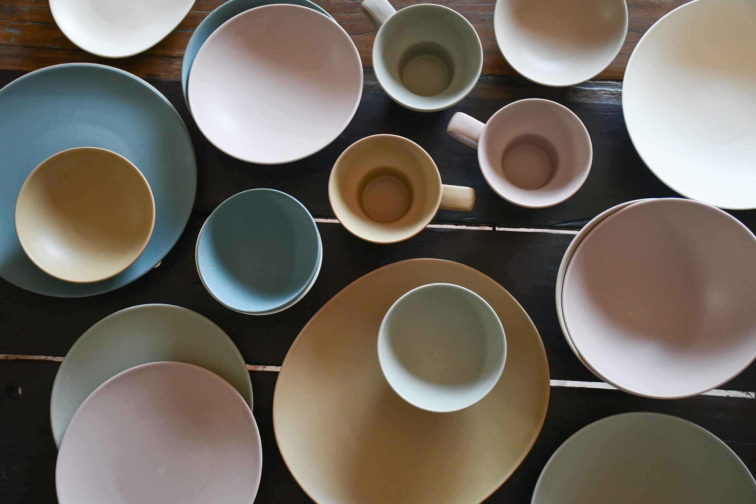 大谷焼」の地で生まれた“くすみカラーのマットな器” さらに美しく