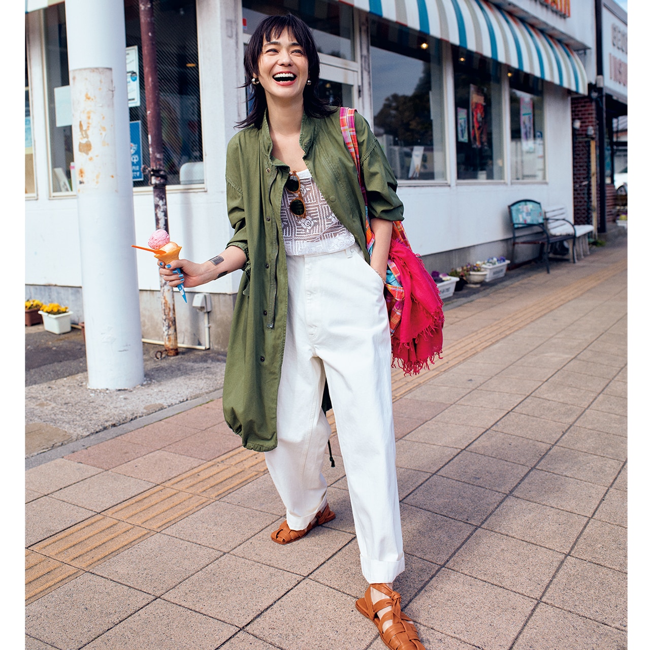 旬のレースキャミをプラスして、いつものパンツの着こなしに可愛げON