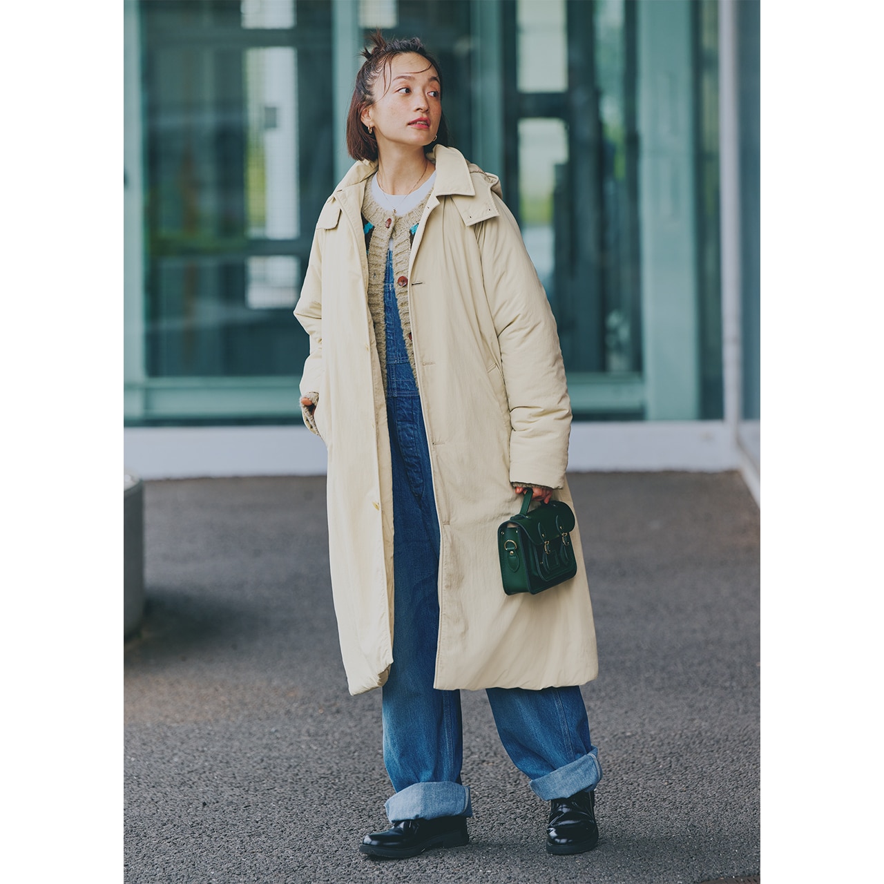 中綿フーディーコートは、抜群の軽さと暖かさ！優しげベージュの上品さ