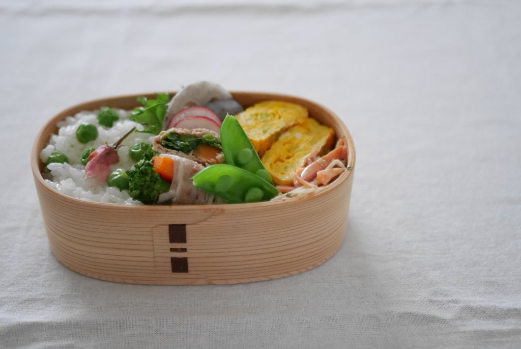 柴田慶信商店の白木弁当箱で春のお弁当づくり | LEE