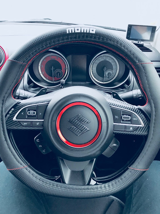 スイフトスポーツのハンドルカバー・momoに関するカスタム事例｜車の